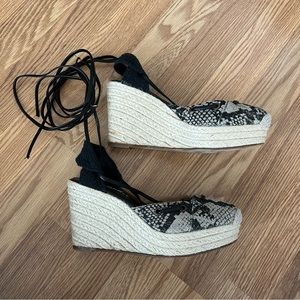 Bettye Muller Snakeskin print Canvas platform wedge ankle wrap Espadrilles sz 37